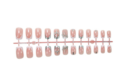 Kunstnagelset mit glamourösen 3D-Verzierungen und eleganten Akzenten Brehn