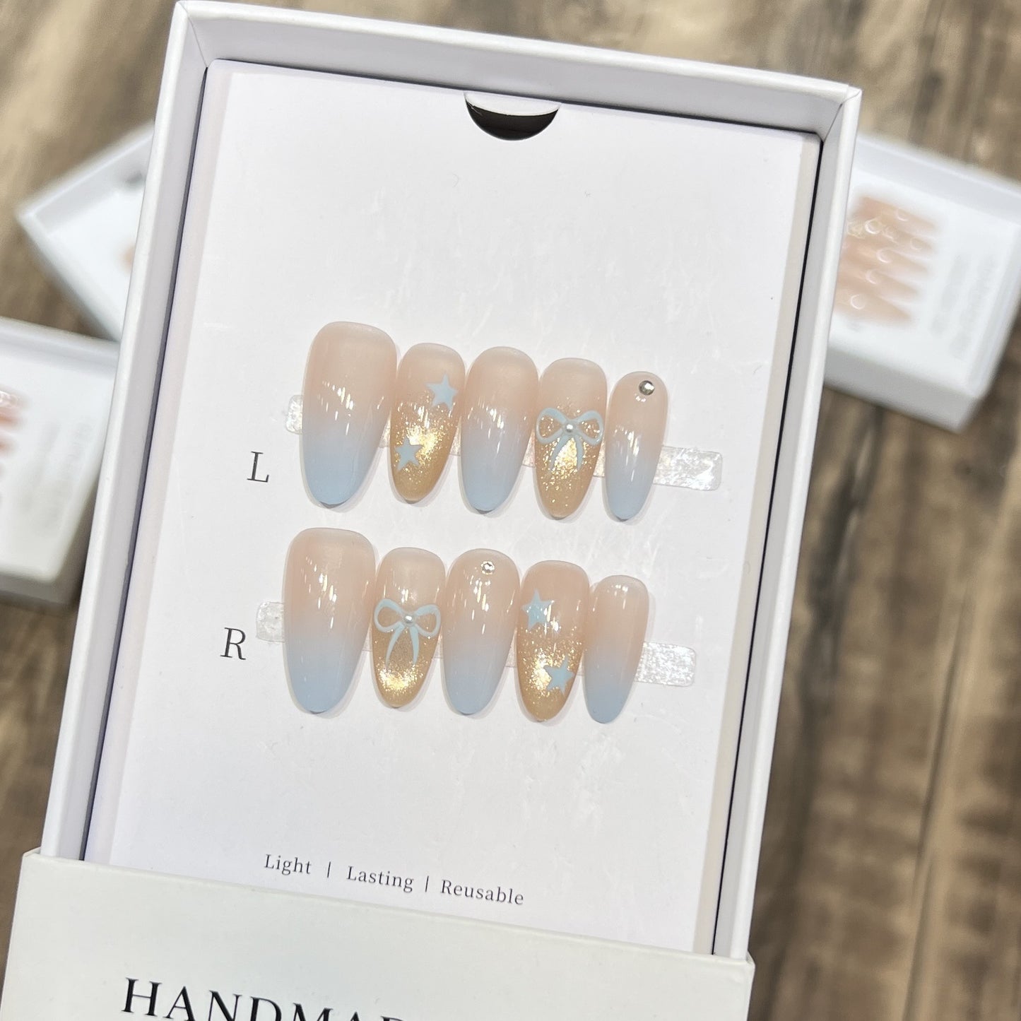 Dekorativer Press-On-Nagelsatz mit Glitzer und Schleifenakzenten Brehn