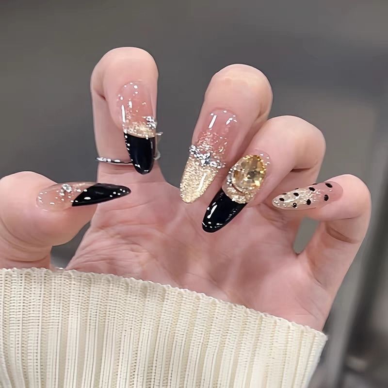 Elegantly gestaltete Press-On Nagelkunst Brehn