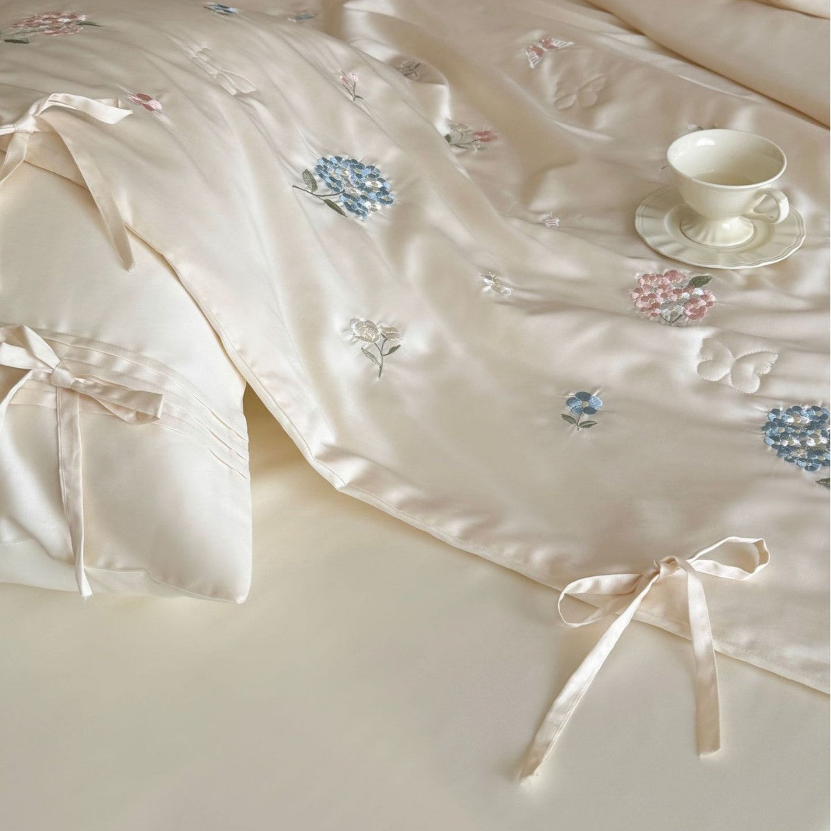 Gestepptes Bettüberwurf-Set mit fein besticktem Blumenrelief und Bandbefestigung Brehn