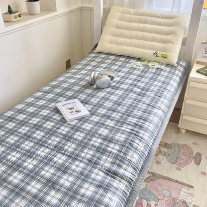 Gefüllte Steppdecke mit Karomuster, Wendbares Bett-Set und Bestickten Kissen