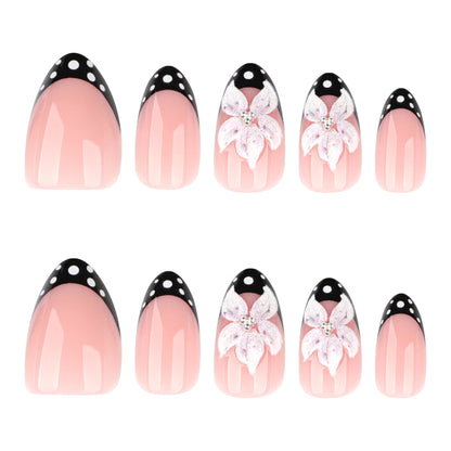 Kunstvolle Nagelkunst mit floralen Designs und eleganten Akzenten Brehn