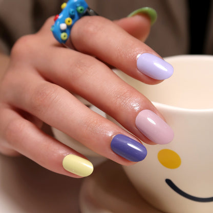 Kunstvolle Nagelkunst mit sanften Farben und Hochglanz-Finish Brehn
