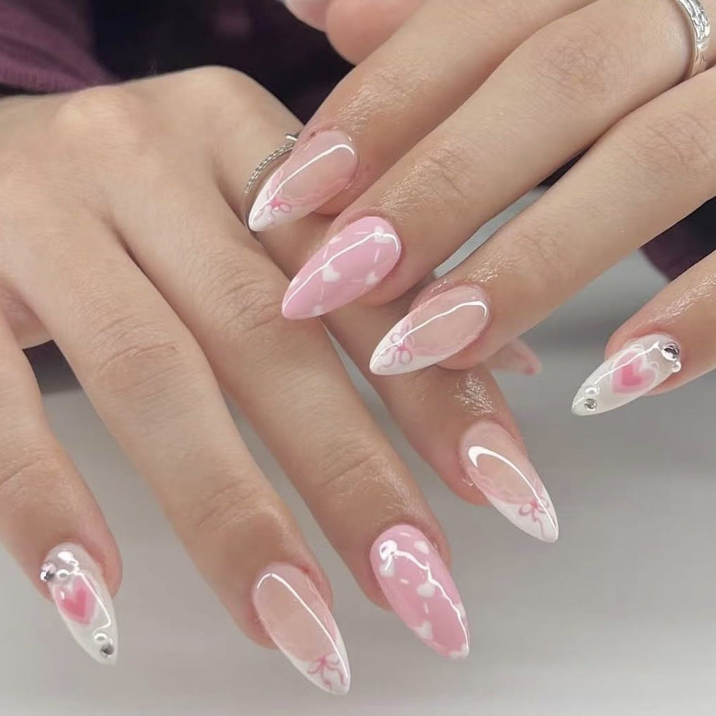 Künstlerisches Press-On-Nagelset mit romantischem Herzdesign Brehn