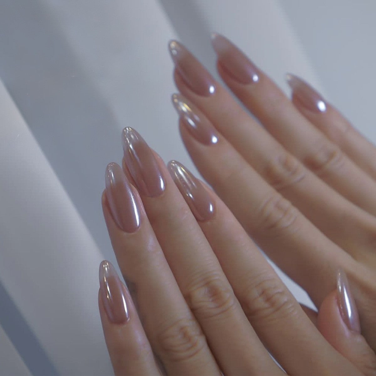 Kunstnagelset mit elegantem Ombre-Finish und spitzen Formen Brehn