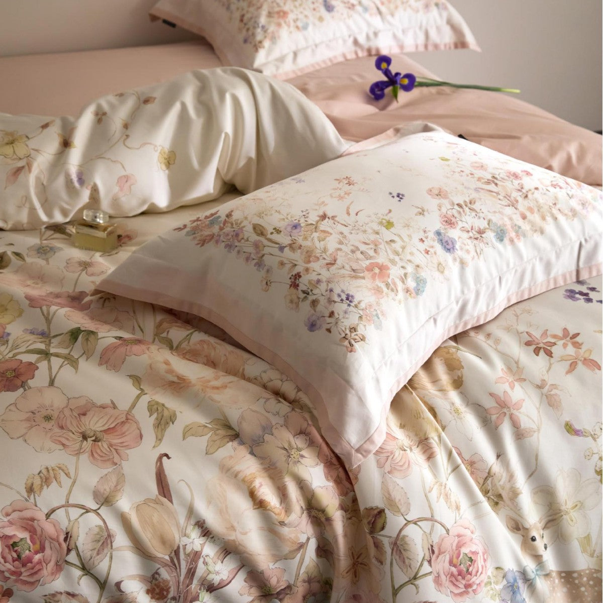Luxuriöses Satin-Bettwäsche-Set mit floralem und Beerenmotiv