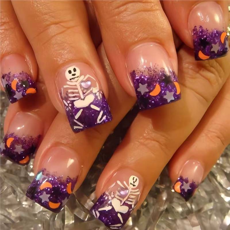 Kreative, von Halloween inspirierte Press-On-Nagelkunst Brehn
