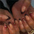 Künstlerisches Press-On Nageldesign mit Goldakzenten Brehn