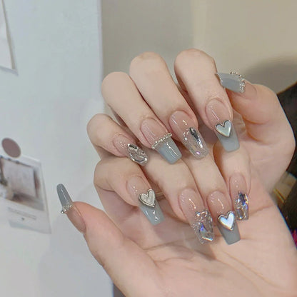Glamouröse Stiletto Press-On Nägel mit Kristallakzenten Brehn