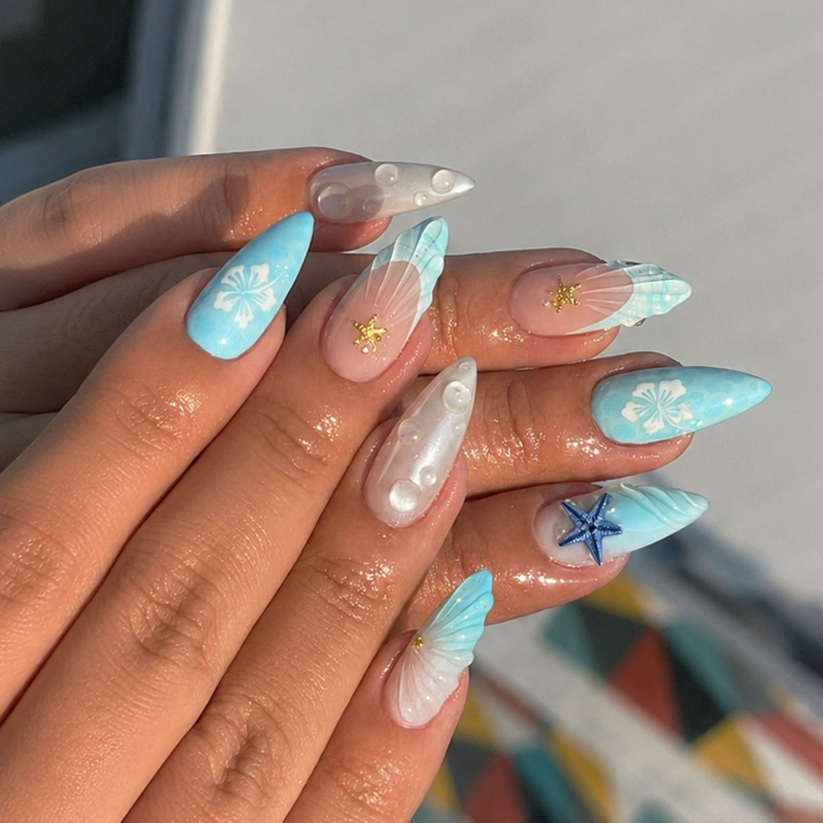 Kunstnagelset mit maritimen Motiven und zarten Akzenten Brehn
