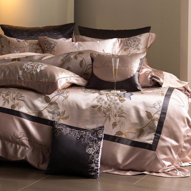 Seidenblumenbestickte Satin-Bettbezug-Bettwäsche mit gewelltem Saum und Kissenbezügen