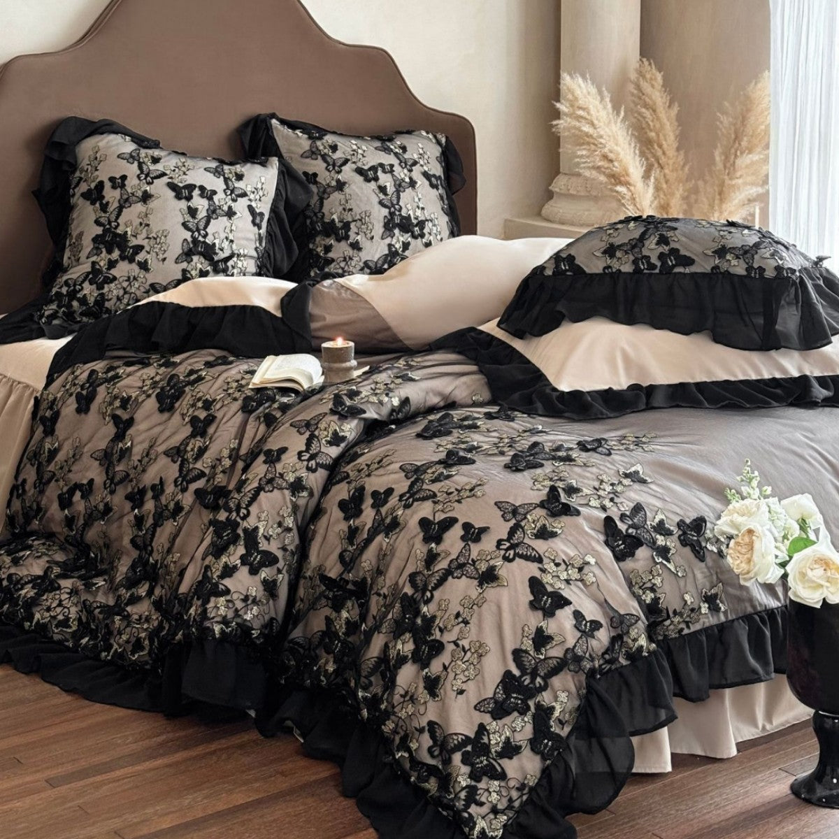Luxuriöses romantisches Bettwäsche-Set mit bestickten Schmetterlingen und chiffonen Rüschen