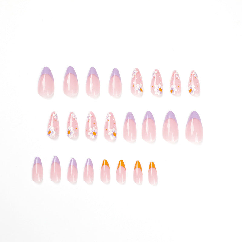Kunstvolle Nagelkunst mit floralen Akzenten und Farbverlauf Brehn