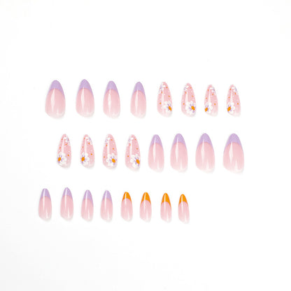 Kunstvolle Nagelkunst mit floralen Akzenten und Farbverlauf Brehn