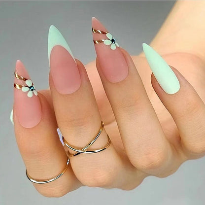 Kunstvolle Stiletto-Nägel mit Blumenakzenten und Glitzer-Besatz Brehn