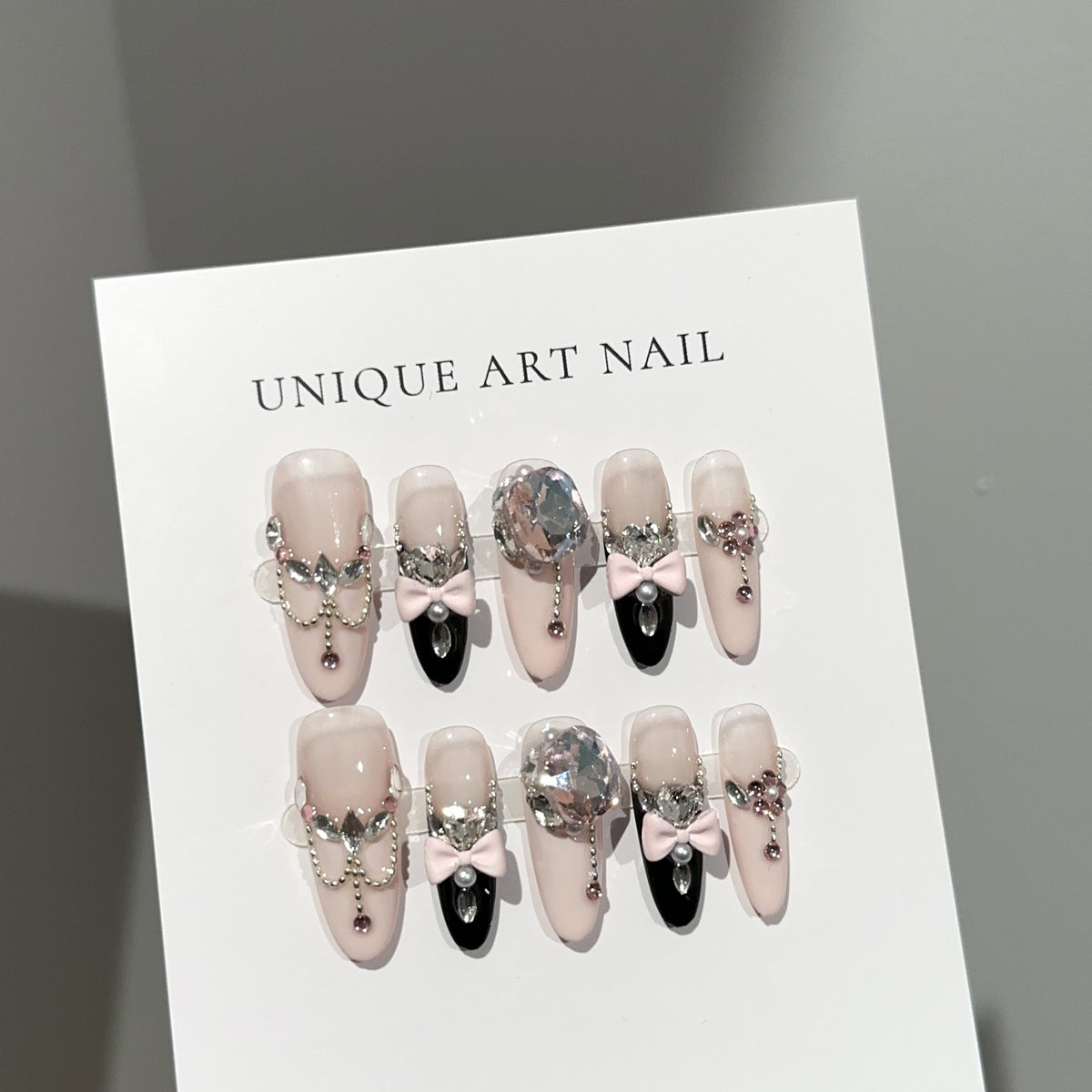 Luxuriöse dekorative Press-On-Nagelkollektion