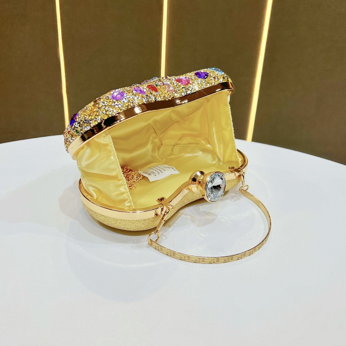 Aufwändige, mit Kristallen verzierte Abend-Clutch