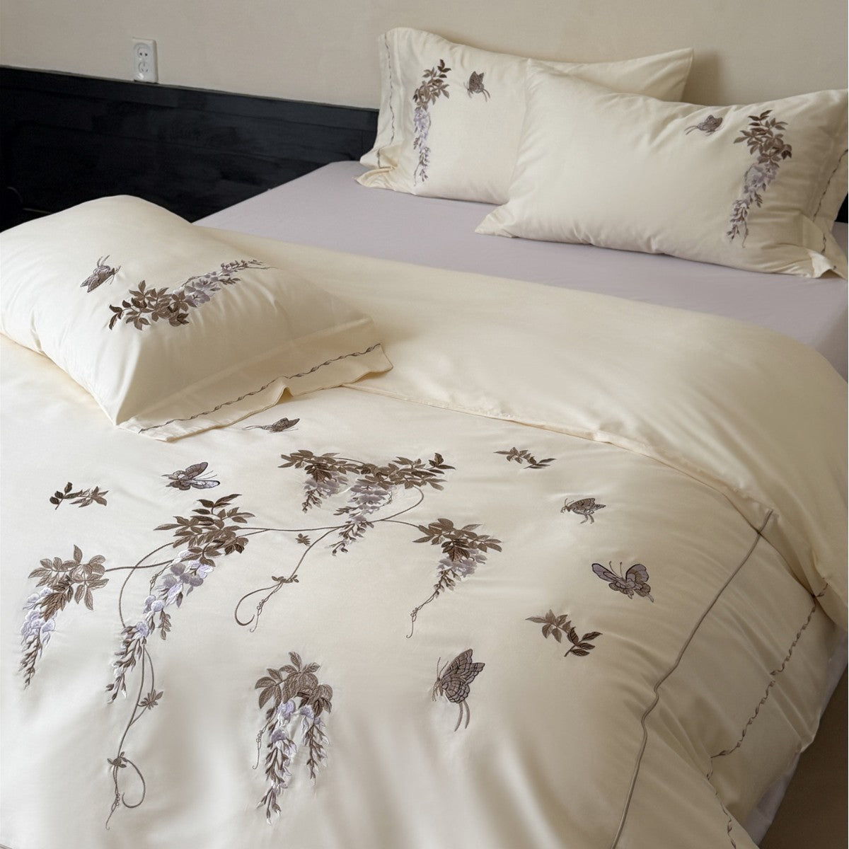 Besticktes Wisteria- und Schmetterlings-Baumwollsatin-Bettbezug-Set mit Paspelrand