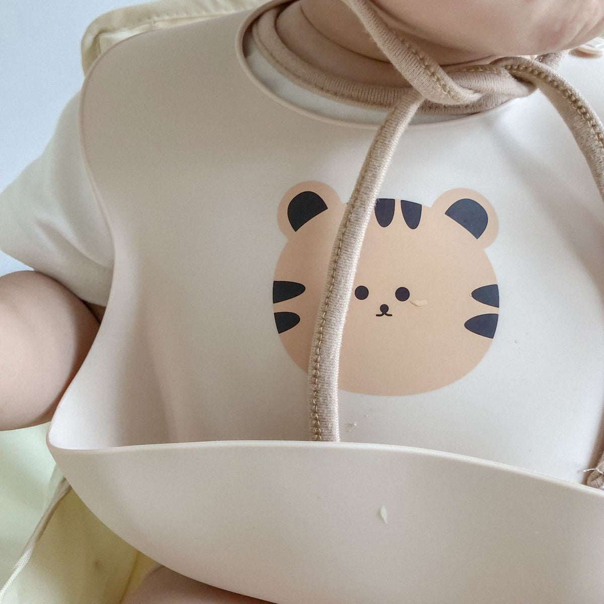 Silikon Baby Lätzchen mit tiefem Krümeltasche und verstellbarem Druckknopf-Hals