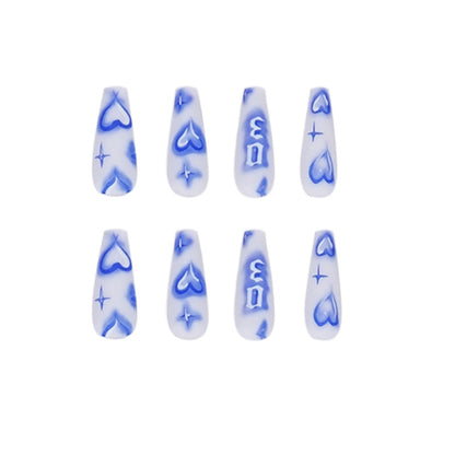 Kunstvolle Nagelverlängerungen mit herzförmigen und modernen Designs Brehn