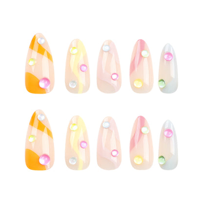 Kunstvolle Nagelverlängerungen mit buntem Design und Glitzerakzenten Brehn