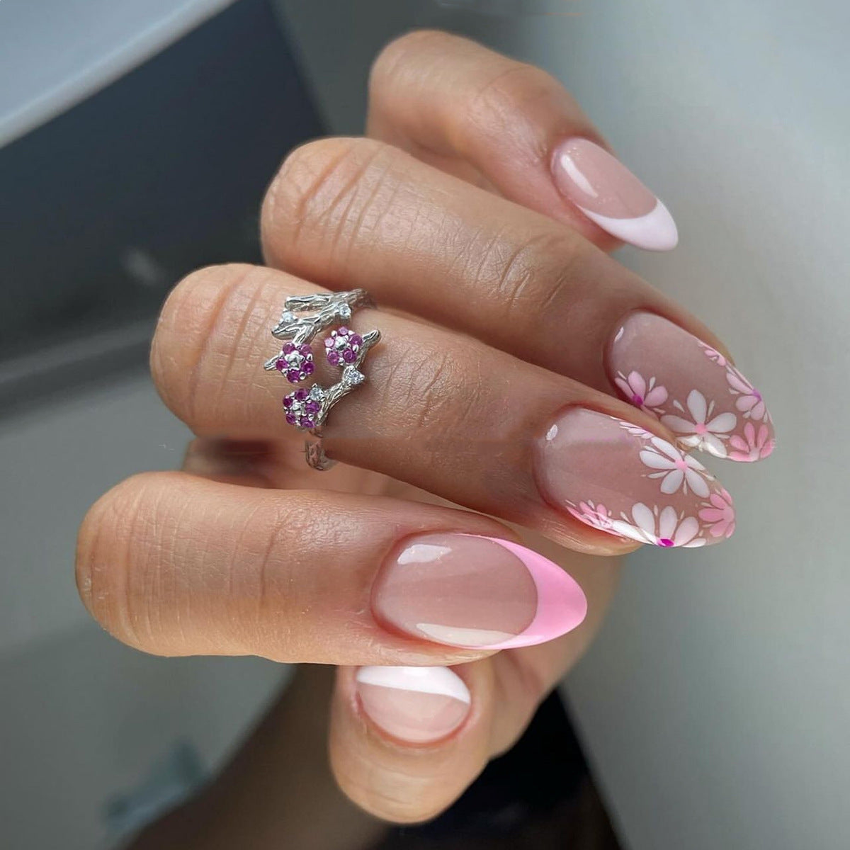 Kunstvolle Nagelkunst mit floralen Akzenten Brehn