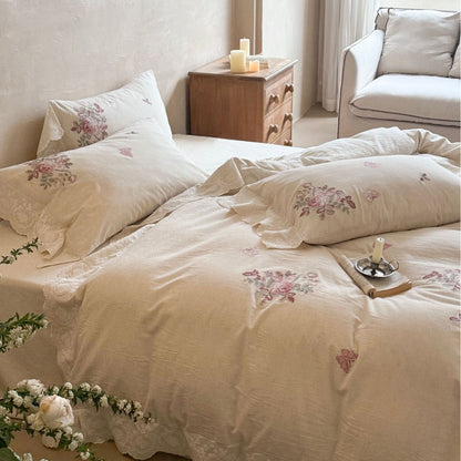 Besticktes Baumwoll‑Leinen Bettwäscheset mit Rosenmotiven, Spitzenvolant und natürlicher Struktur