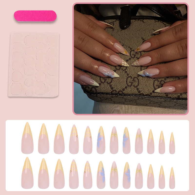 Kunstnagelset mit elegantem blumigen Design und goldenen Akzenten Brehn