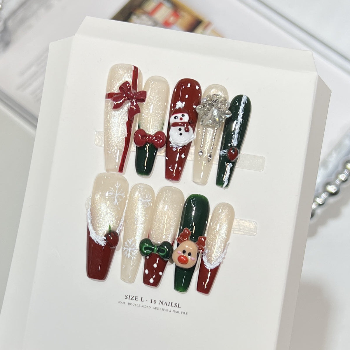 Festliches Nagelkunst-Set zum Aufkleben mit charmanten Feiertagsdesigns Brehn