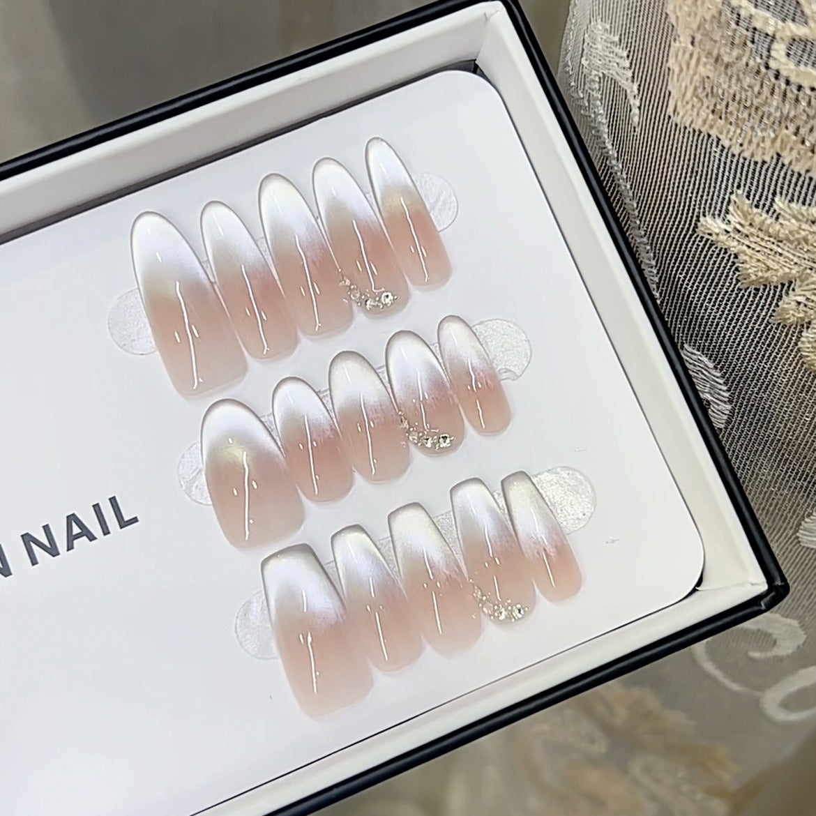 Elegantes Press-On-Nagel-Set mit Ombre-Finish und dekorativen Akzenten Brehn