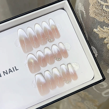 Elegantes Press-On-Nagel-Set mit Ombre-Finish und dekorativen Akzenten Brehn