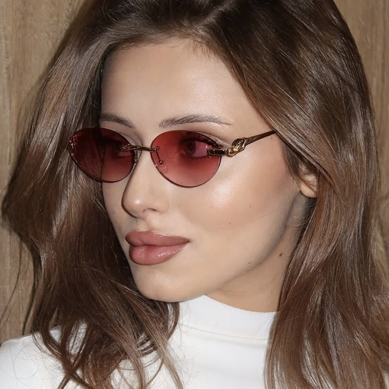 Damen runde Sonnenbrille mit elegantem, halbtransparentem Rahmen und modischen Details Brehn