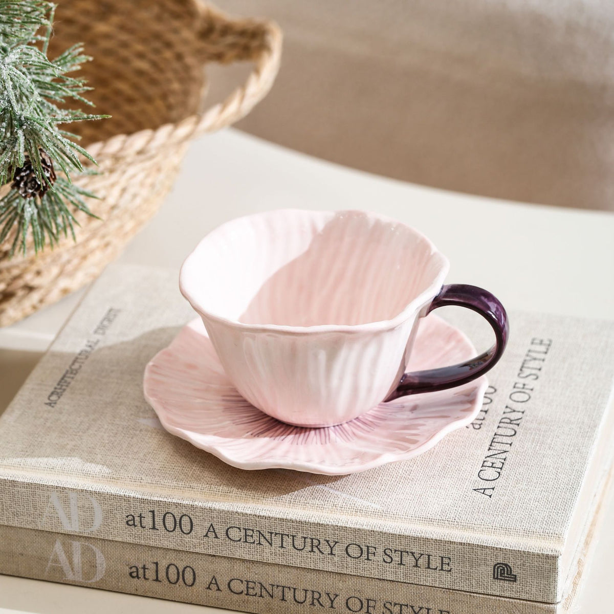 Keramiktasse mit Untertasse in Blütenform