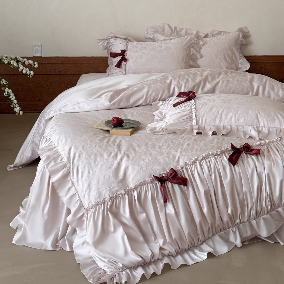 Satin-Bettgarnitur mit Jacquard‑Schmetterlingsmuster, Volant und Zierschleifen