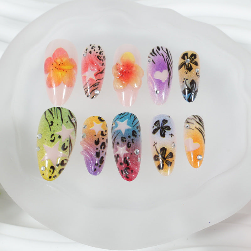 Kunstnagelset mit bunten Blumen- und Leo-Designs Brehn