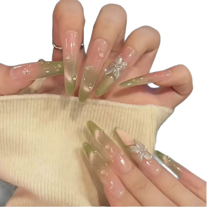 Glitzernde Stiletto-Nagelkunstverlängerungen