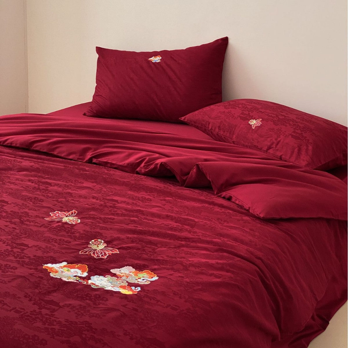 Premium Bettwäsche-Garnitur aus Mako-Baumwoll-Satin mit floraler Jacquardstruktur und gestickten Applikationen Brehn