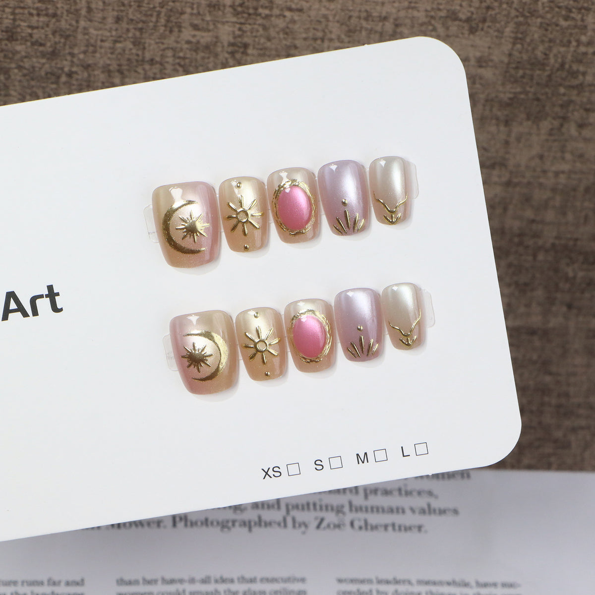 Dekorative Nagelkunst mit goldenen Akzenten Brehn