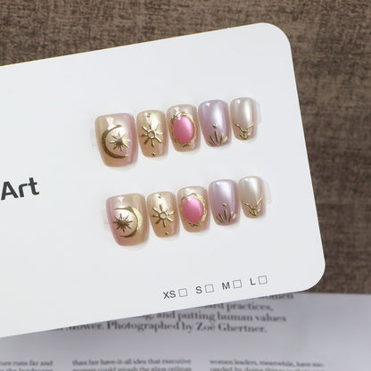 Dekorative Nagelkunst mit goldenen Akzenten Brehn