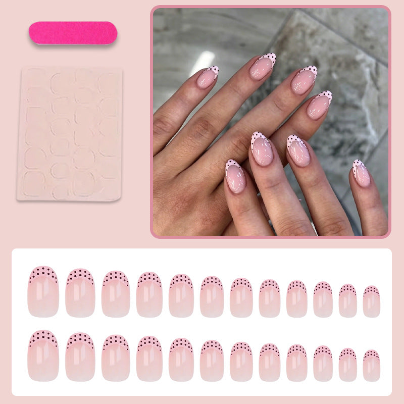 Kunstnagelset mit eleganten Spitzen und verspielten Punkten Brehn