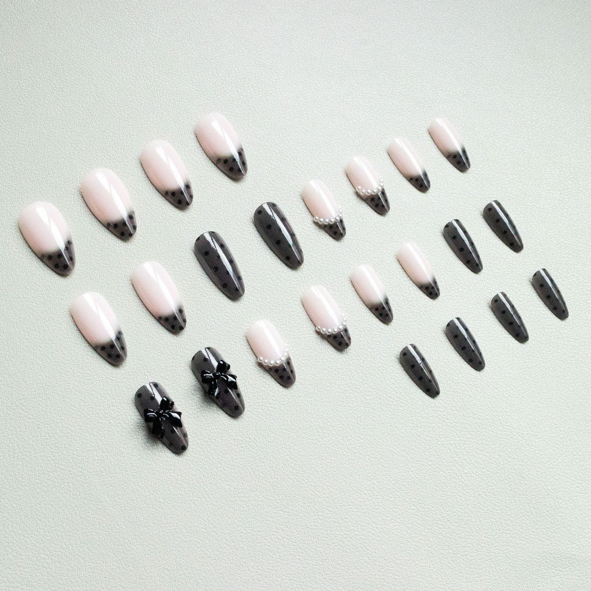 Elegantes Nagelkunst-Set mit Schleifenverzierungen