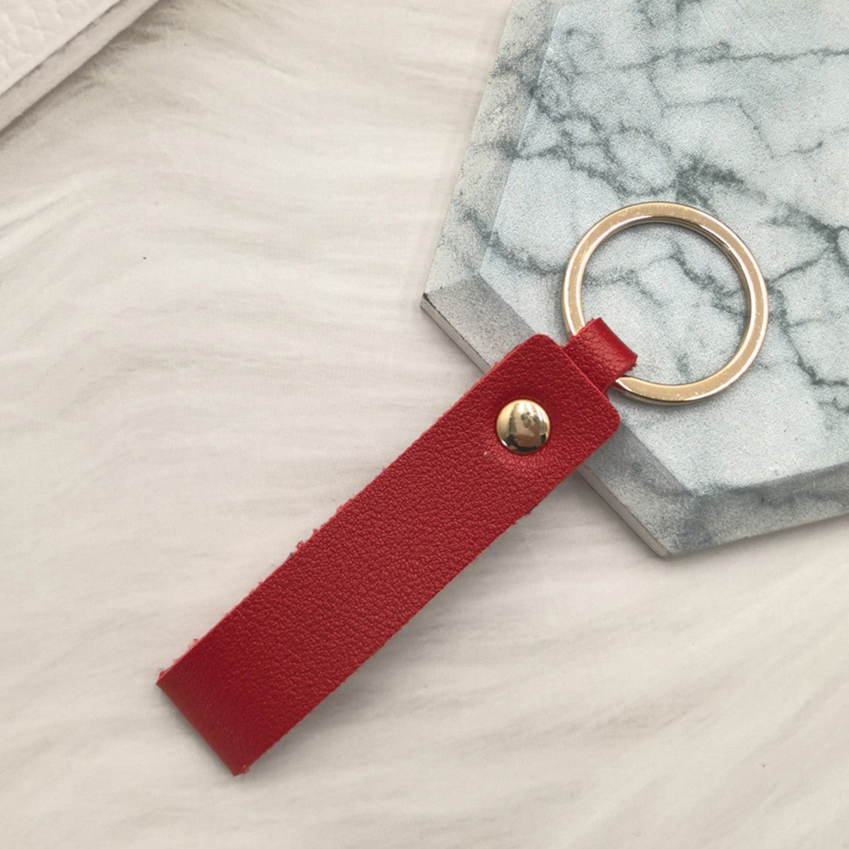 Unisex Schlüsselanhänger aus hochwertigem Kunstleder mit eleganter Metallverzierung Brehn