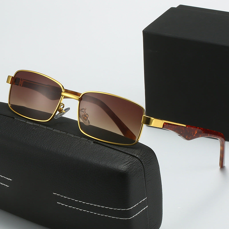 Damen Korrektionsbrille mit elegantem goldfarbenem Rahmen und stylischem Design Brehn