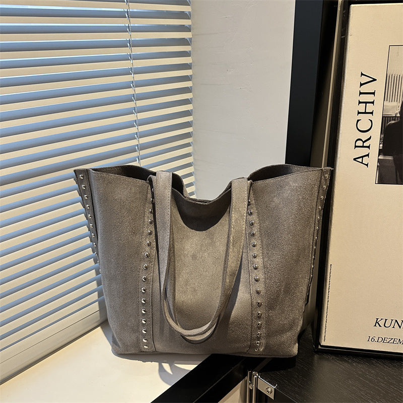 Chic Nieten Wildleder Tote Bag Brehn