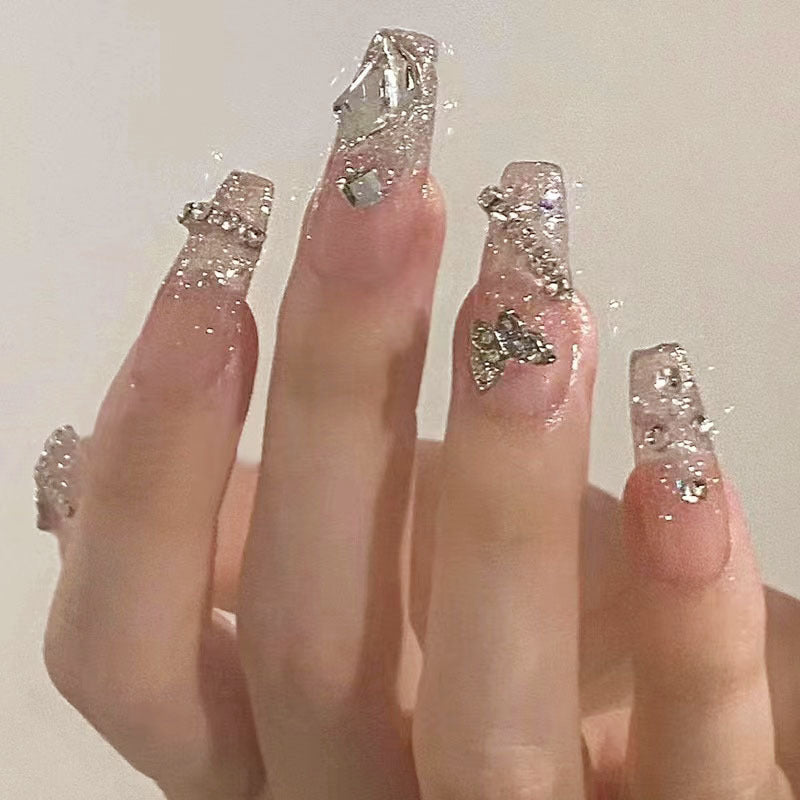 Glitzernde Nagelkunst mit 3D-Applikationen Brehn