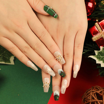 Kunstvolle Nagelverlängerungen mit festlichem Weihnachtsdesign Brehn