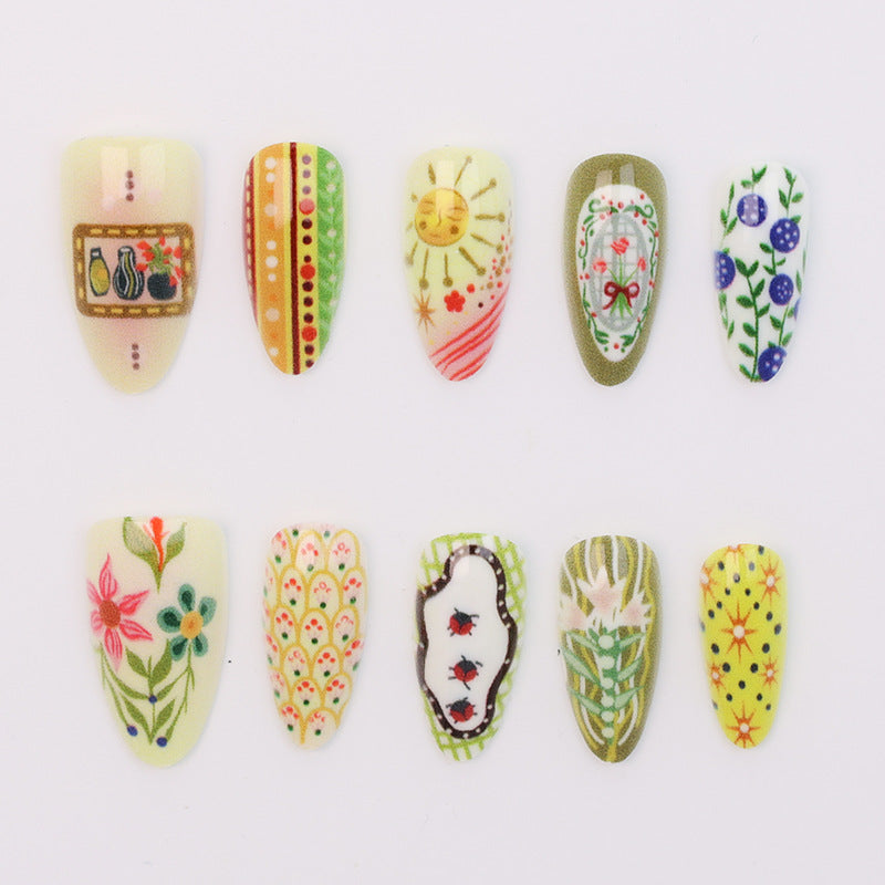 Kunstnagelset mit aufwendigen floralem und buntem Desig Brehn