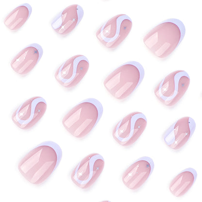 Kunstvolle Nagelkunst mit eleganten Wellenlinien und Glitzereffekten Brehn