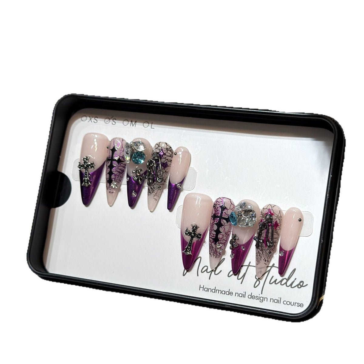 Künstlerisches Stiletto Presse-Nagelset mit einzigartigen Blumen- und Edelsteindetails Brehn