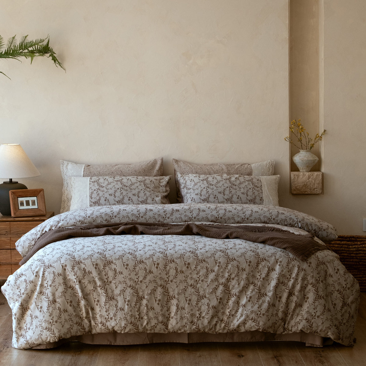 Elegantes Bettwäsche-Set aus Baumwollsatin mit zarter Blumen-Jacquardstruktur und Lochstickerei-Detail